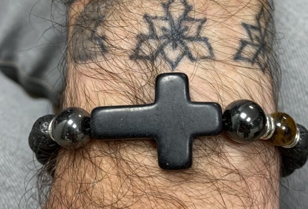 Bracelet homme perle de lave et oeil de tigre CROIX NOIRE en howlite