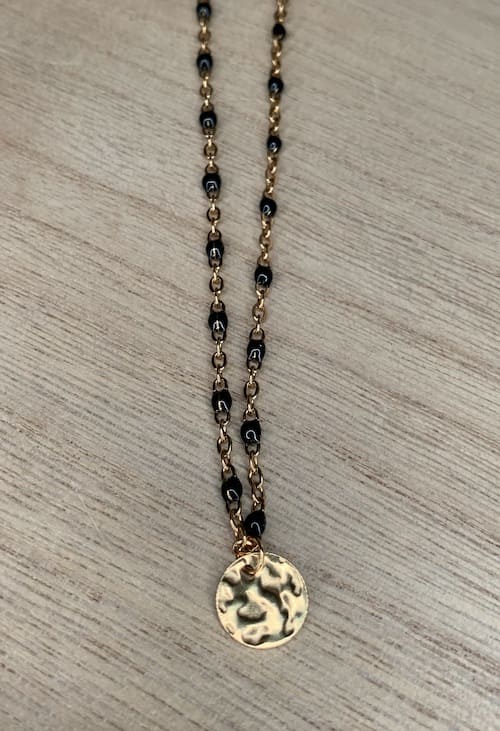 collier chaine bille noire pendentif martelé doré