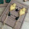 Boucle d'oreille puce coeur religieux et chainette doré sequin émaillé kaki