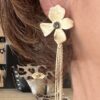 boucle d'oreille fleur métal beige chainette en laiton