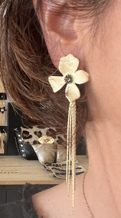 boucle d'oreille fleur métal beige chainette en laiton