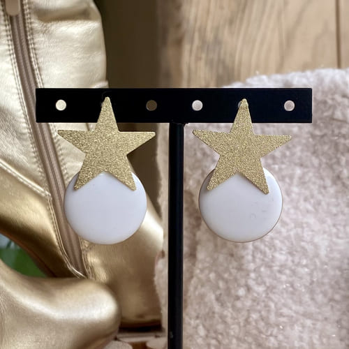 Boucle d'oreille puce étoile laiton sequin émaillé blanc