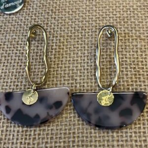 Boucle d&rsquo;oreille acier inoxydable doré demi lune résine léopard