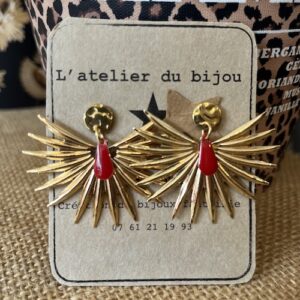 Boucle d&rsquo;oreille puce martelée dorée breloque demi lune soleil sequin émaillé rouge