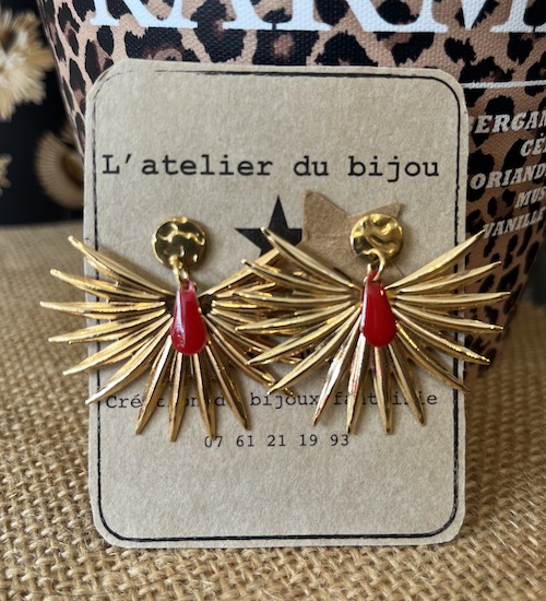 Boucle d'oreille puce martelée dorée breloque demi lune soleil sequin émaillé rouge