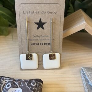 boucle d&rsquo;oreille puce bâton sequin carré émaillé blanc