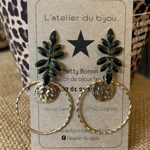 Boucle d&rsquo;oreille puce fleur émaillée connecteur martelé doré