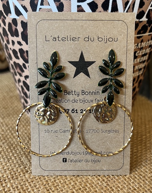 Boucle d'oreille puce fleur émaillée connecteur martelé doré