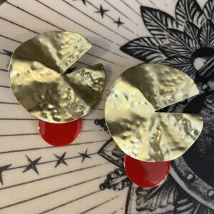 Boucle d&rsquo;oreille en laiton  sequin émaillé rouge