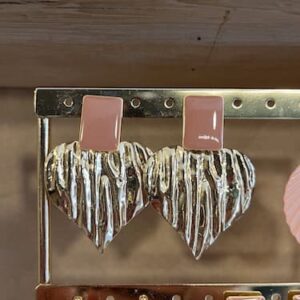 Boucle d&rsquo;oreille puce émaillée rose poudré coeur martelé
