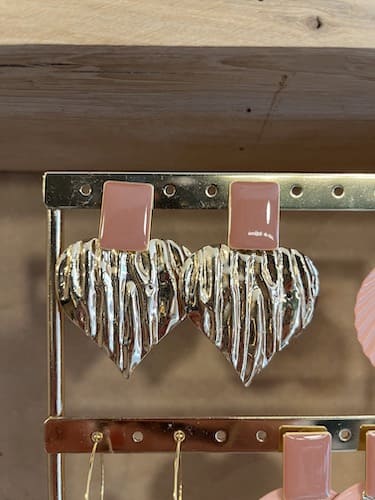 Boucle d'oreille puce émaillée rose poudré coeur martelé