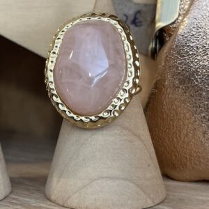Bague acier inoxydable dorée cabochon rose poudré