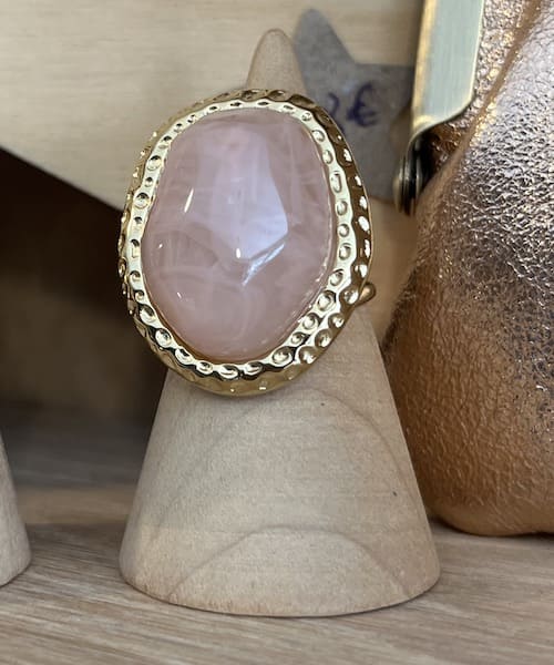Bague acier inoxydable dorée cabochon rose poudré