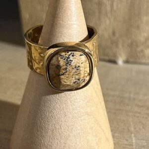 Bague acier inoxydable martelée pierre naturelle camel