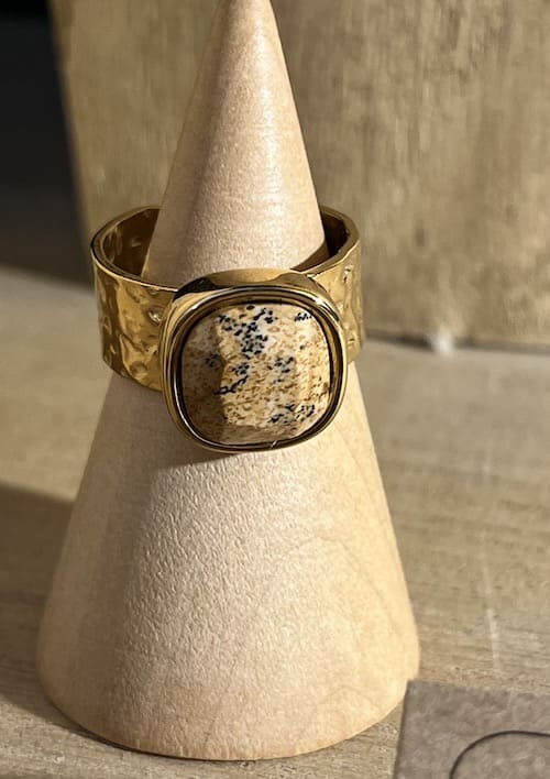 Bague acier inoxydable martelée pierre naturelle camel