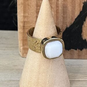 bague acier inoxydable dorée martelée pierre naturelle blanche