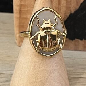 Bague acier inoxydable dorée scarabée fond blanc