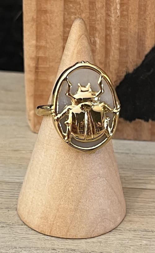 Bague acier inoxydable dorée scarabée fond blanc