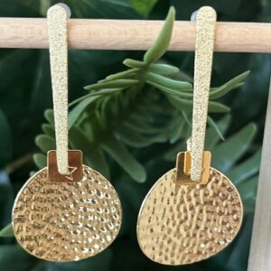 Boucle d&rsquo;oreille puce laiton breloque dorée martelée