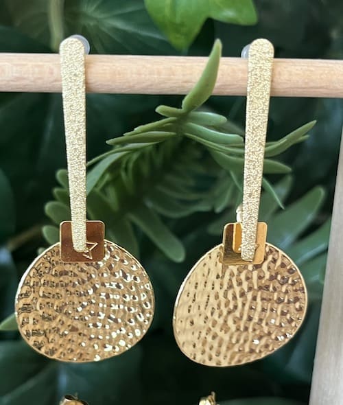 Boucle d'oreille puce laiton breloque dorée martelée