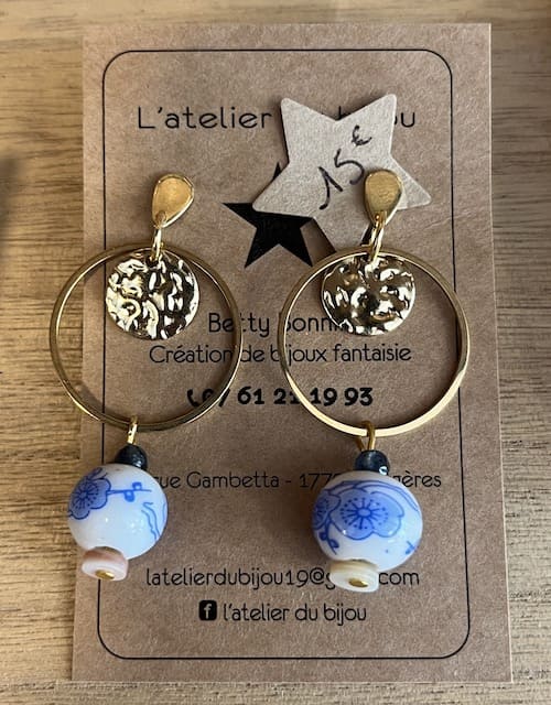 Boucle d'oreille à puce perle bleue vintage