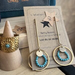 Boucle d&rsquo;oreille à puce baton breloque perle turquoise