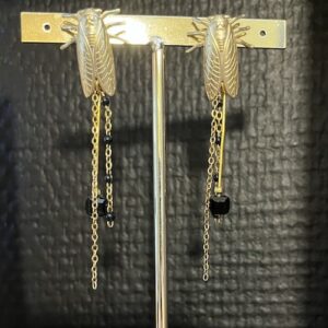 Boucle d&rsquo;oreille puce cigale breloque tombante