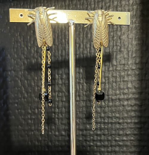 Boucle d'oreille puce cigale breloque tombante