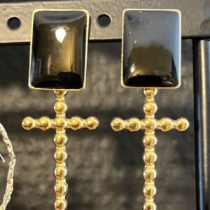 Boucle d&rsquo;oreille puce émaillée noire breloque croix en laiton