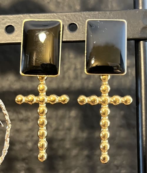 Boucle d'reille puce émaillée noire breloque croix en laiton