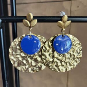Boucle d&rsquo;oreille puce fleur breloque martelée bleue
