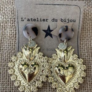 Boucle d&rsquo;oreille puce résine léopard breloque coeur ex voto
