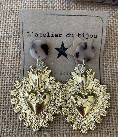 Boucle d'oreille puce résine léopard breloque coeur ex voto