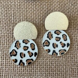 Boucle d&rsquo;oreille puce laiton martelé breloque léopard