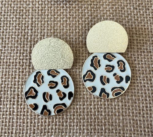Boucle d'oreille puce laiton martelé breloque léopard