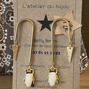 Boucle d&rsquo;oreille puce décalée breloque cigale crème