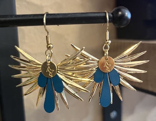 Boucle d'oreille soleil doré fleur bleue canard