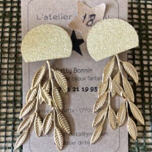 Boucle d&rsquo;oreille demi lune martelée breloque feuille dorée