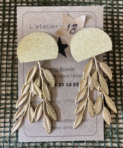 Boucle d'oreille demi lune martelée breloque feuille dorée