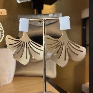 Boucle d&rsquo;oreille puce émaillée blanche feuille de gingko