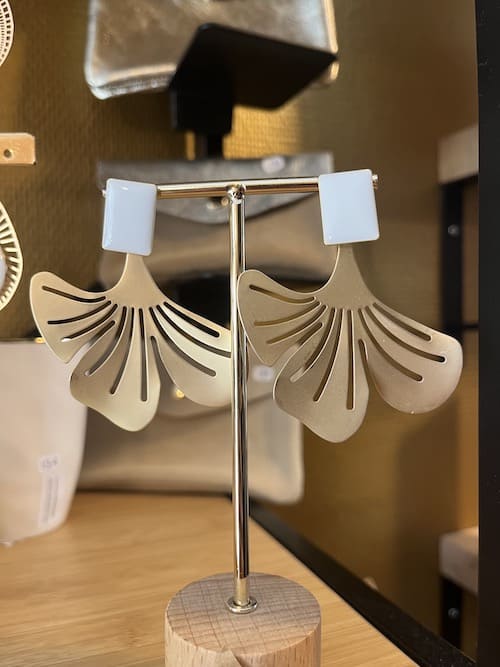 Boucle d'oreille puce émaillée blanche feuille de gingko