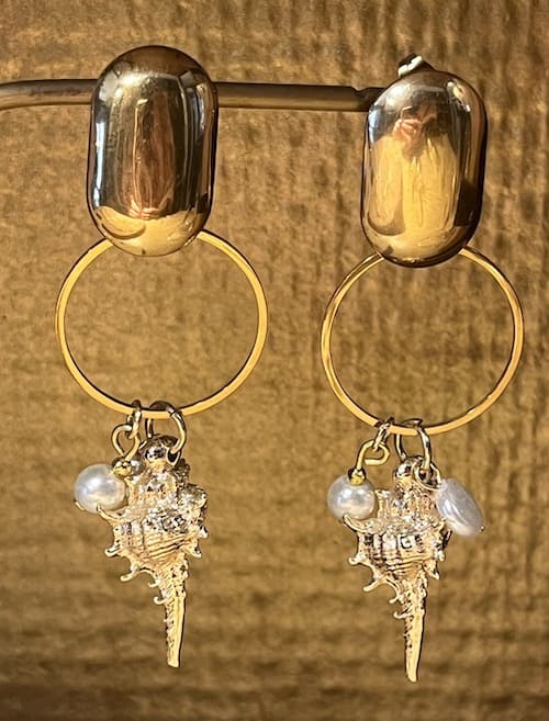 Boucle d'oreille puce acier doré coquillage et perle d'eau douce
