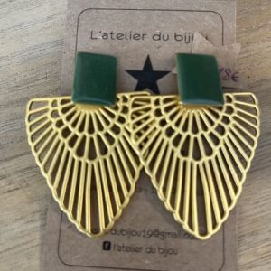 Boucle d&rsquo;oreille puce émaillée verte breloque ajourée