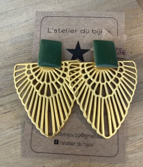 Boucle d'oreille puce émaillée verte breloque ajourée