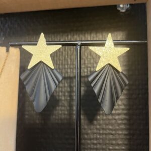 Boucle d’oreille puce martelée étoile breloque noire
