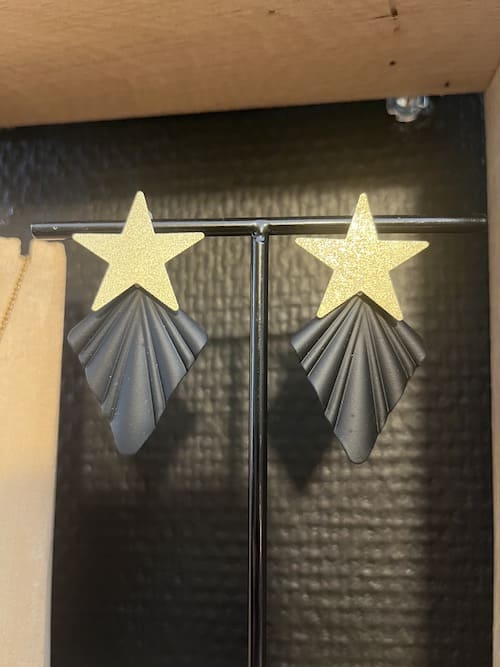 Boucle d'oreille puce martelée étoile breloque noire