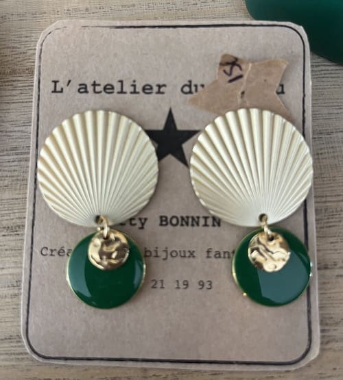 Boucle d'oreille puce en laiton sequin émaillé vert