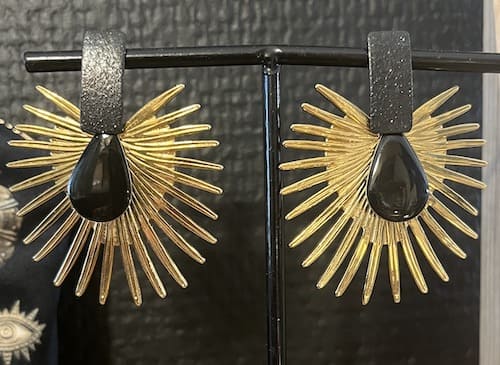 Boucle d'oreille puce noire soleil doré