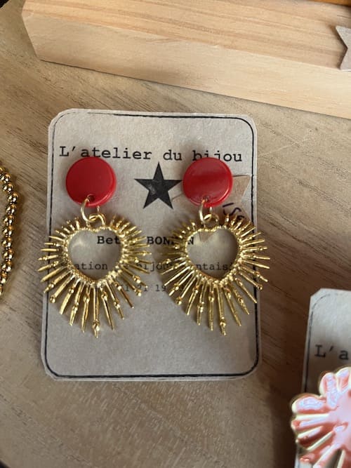 Boucle d'oreille puce résine rouge coeur soleil doré