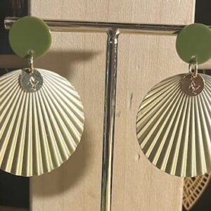 Boucle d'oreille puce résine kaki sequin strié laiton